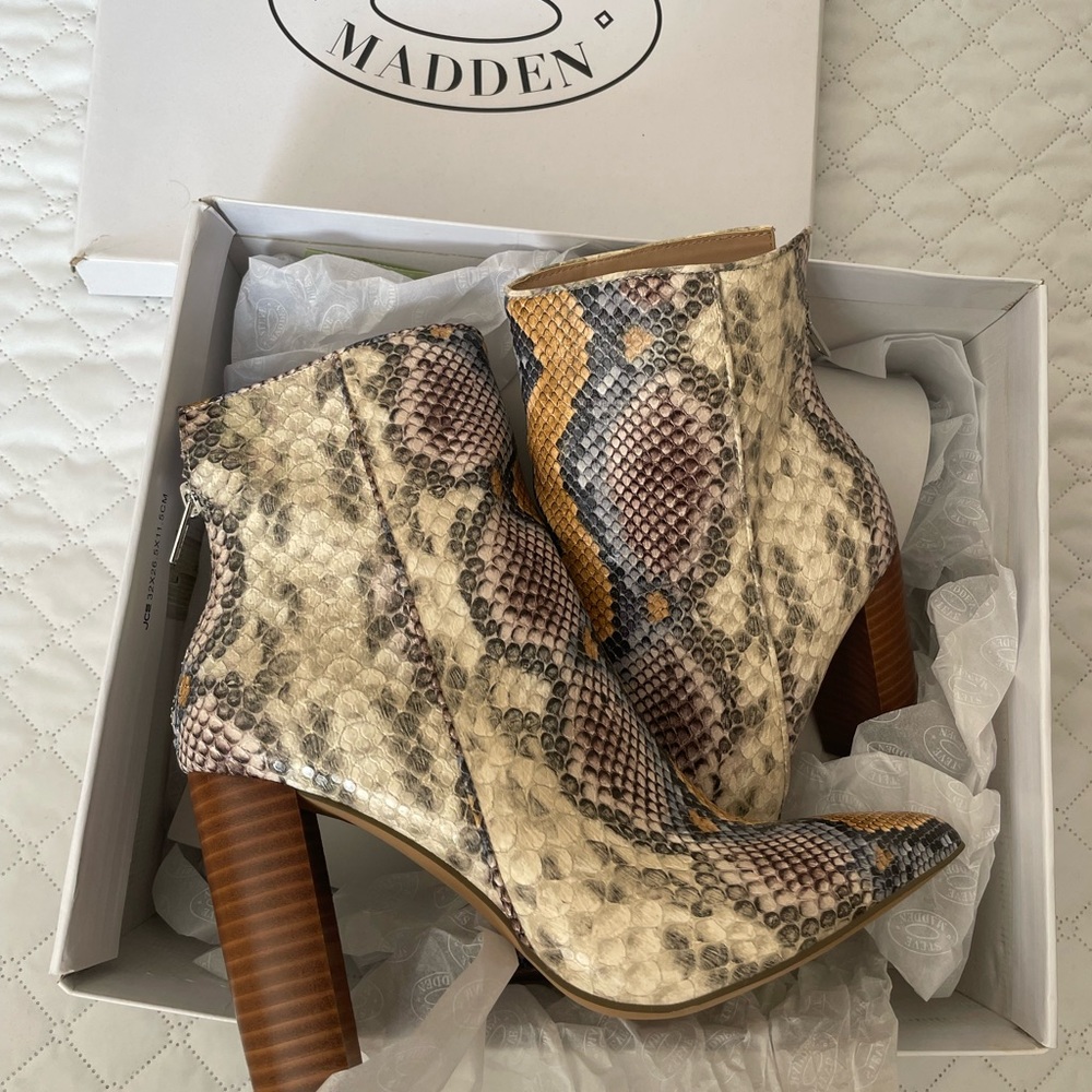 🥇 brand-new gorgeous, multicolor snake, Steve Madden booties shoes